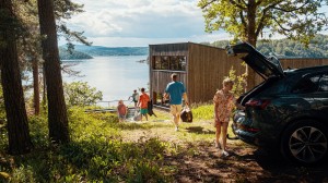 Uthus vid strandkanten på vintern