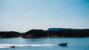 Motorbåt på sjøen en sommerdag