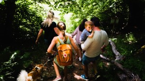 Familj som är på väg till stranden