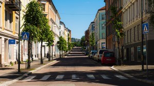 Innerstadsgata kantad av grönskande träd