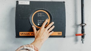 En hånd som gjennomfører en el-kontroll.  teksten lyder "Hjelp til med forebyggende vedlikehold av gården.