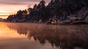 Hus vid havet täckta med snö