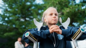 Skadet fotballspiller med krykker følger med fra sidelinjen.