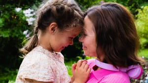 Mamma och dotter i trädgården