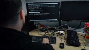 Leder forbereder virksomhedens ferieplanlægning ved computeren.
