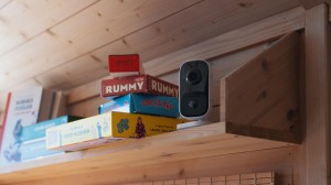 Innendørs videokamera festet til taket i en stue
