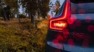 Närbild på volvo XC med baklyset tänt