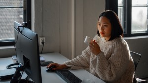 En medarbejder sidder foran computeren på kontoret og læser om den nye sundhedsforsikring fra hendes arbejdsgiver.