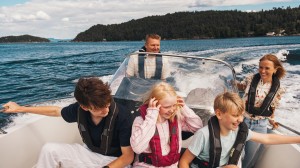 Familie på båttur en fin sommerdag.