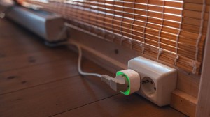 Støpsel koblet til en smartkontakt, satt i en stikkontakt