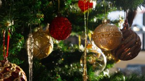 Leder forbereder virksomhedens ferieplanlægning ved computeren.