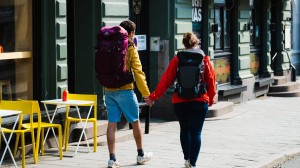 Två ungdomar med ryggsäckar ute på resa