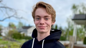 Nærbilde av Tobias, som smiler til kameraet.