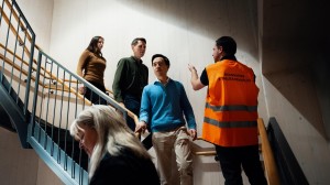 Evakueringsøvelse på arbeidsplass med brannvernansvarlig i oransje vest,