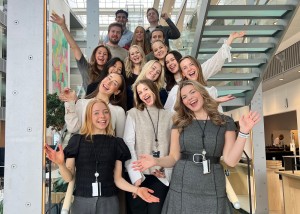 Gruppebilde av smilende interns tatt i en trapp