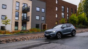 Bil som står parkerad utanför ett hyreshus