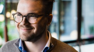 Ung man med glasögon
