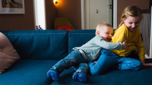 En ung gutt tenner adventslys. 