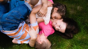 Familj som leker ute på sommaren