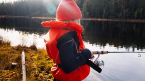 Flicka som fiskar i en sjö