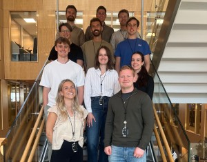 Gruppebilde av graduates i trappa