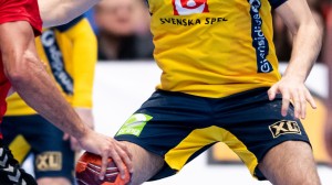 Män som spelar handboll beskuren foto bildbyran