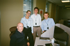 Sina, Rune og Simeon sammen med en av analytikerne i Gjensidige