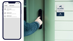 Bildet er todelt og viser Hus Smart-appen med ulike sikkerhetsscenarier og person som bruker elektronisk dørlås ved en alarmmerket dør.