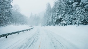 Landväg täckt med snö