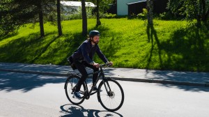 Man på cykel på stadsgata