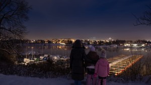 Familj som är ute på promenad på vintern