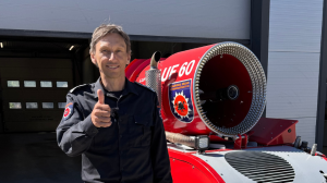 Fornøyd daglig leder: John Bjella i Hallingdal Brann- og redningsteneste gir tommel opp.