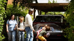 Familie pakker bilen