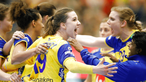 Handbollsdamerna firar vinst tillsammans