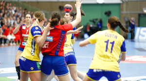 Handbollsdamerna spelar match