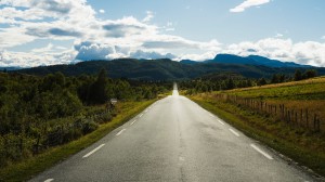 Landsväg som sträcker sig mot bergen