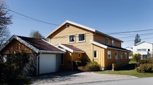 Hus med garasje i et nabolag.