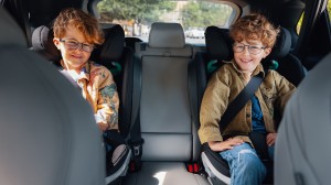 Närbild på en bils framdäck