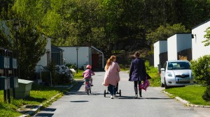 En småbarnsfamilie går en tur i nabolaget sitt.
