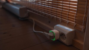 Støpsel koblet til en smartkontakt, satt i en stikkontakt