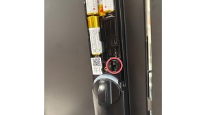 Bilde av innsiden på Yale Doorman L3S, med reset-knappen markert nedenfor batteriene.