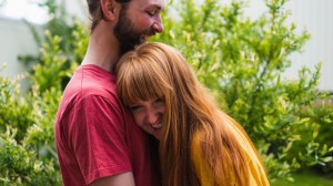 Illustrasjonsfoto ektefellepensjon - par som klemmer