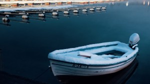 snöig liten motorbår i en hamn