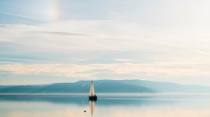 Segelbåt ute på stilla vatten