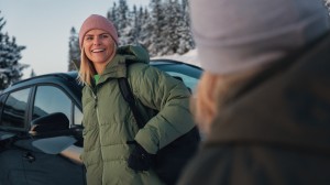 Et foreldrepar og deres to små barn er ute og går i nabolaget.