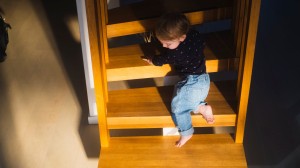 Litet barn som klättrar upp för trappan