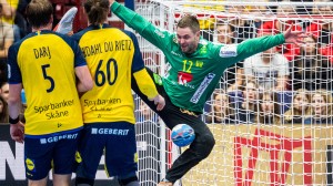 Andreas Palicka från Svenska Handbollslandslaget räddar ett mål