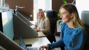 Två kvinnor som sitter och jobbar vid sina datorer