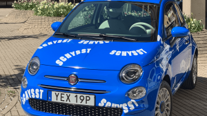 Liten blå Fiat märkt med Schysstdekaler