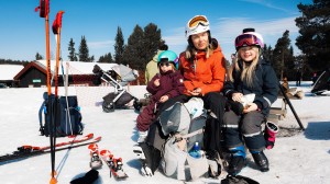 En mor og to døtre er på skitur og tar en matpause.